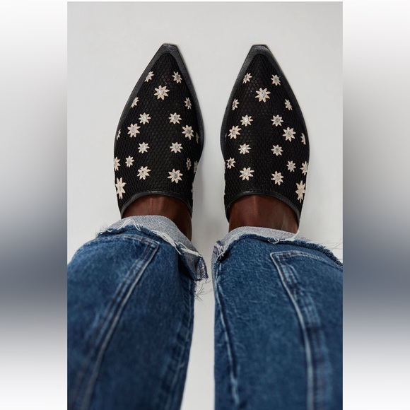 Free People Shoes - NIB Free People✨Becky Daisy Mules- Black